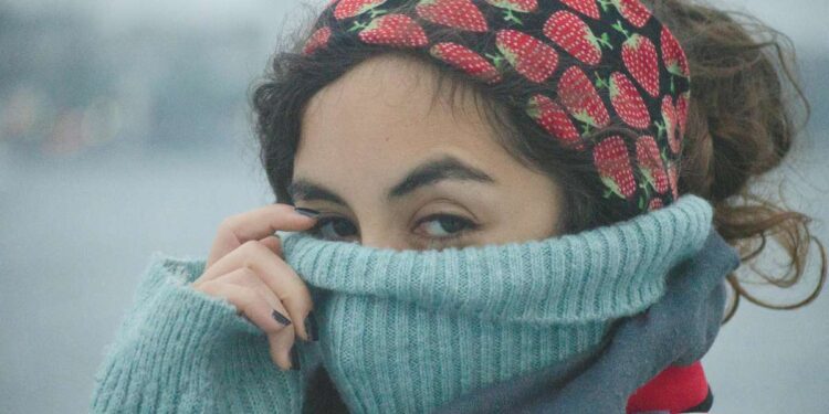 Vestirsi “a cipolla”: la guida definitiva per affrontare gli sbalzi di temperatura