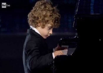 Chi è Alessandro Gervasi, il bambino che suona Champagne come Peppino di Capri