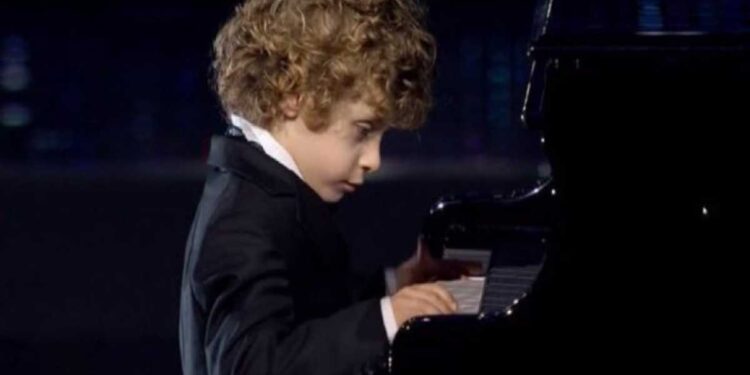 Chi è Alessandro Gervasi, il bambino che suona Champagne come Peppino di Capri