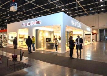 Lampadari, rivestimenti in legno, complementi d’arredo di design  A Casa su Misura è di scena l’eccellenza italiana nei progetti di interni