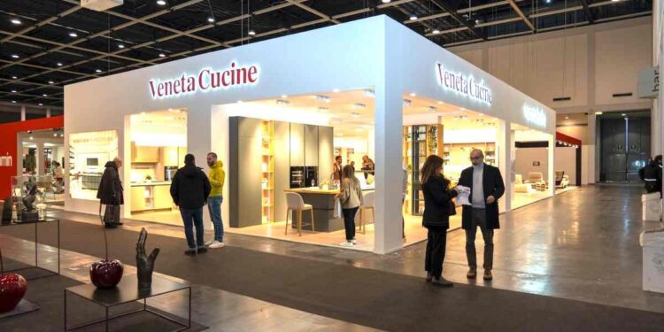 Lampadari, rivestimenti in legno, complementi d’arredo di design  A Casa su Misura è di scena l’eccellenza italiana nei progetti di interni