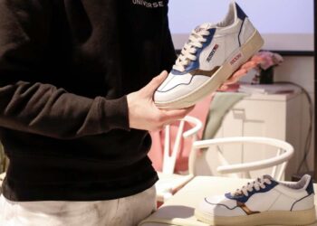 MODA E LUSSO: RINO MASTROTTO CRESCE IN CONTROTENDENZA, ANTEPRIMA COLLEZIONE P/E 2026 A LINEAPELLE