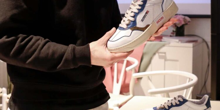 MODA E LUSSO: RINO MASTROTTO CRESCE IN CONTROTENDENZA, ANTEPRIMA COLLEZIONE P/E 2026 A LINEAPELLE