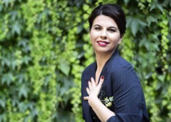 A Splendida Cornice la gag dal finale inaspettato: Carlo Conti invita Emanuela Fanelli a Sanremo 2026