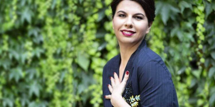 A Splendida Cornice la gag dal finale inaspettato: Carlo Conti invita Emanuela Fanelli a Sanremo 2026