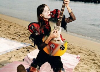 “Wandrè chi era costui?”: chi è il liutaio visionario che Lucio Corsi ha portato a Sanremo