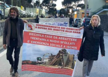 ISCHIA, MILLE MANIFESTANTI IN PIAZZA CONTRO LE DEMOLIZIONI: “IL GOVERNO FERMI GLI ABBATTIMENTI”