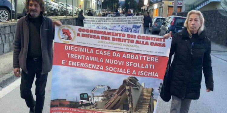 ISCHIA, MILLE MANIFESTANTI IN PIAZZA CONTRO LE DEMOLIZIONI: “IL GOVERNO FERMI GLI ABBATTIMENTI”