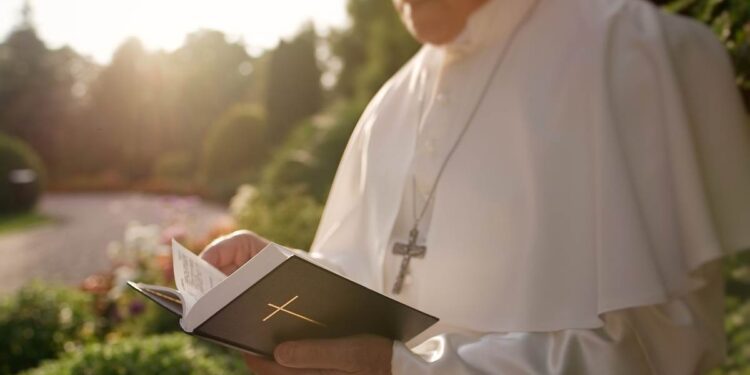 Cos’è la polmonite bilaterale di cui soffre Papa Francesco