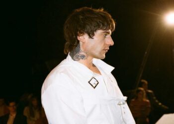 Rkomi canta in corsivo? Scoppia una bufera sui social dopo l’esibizione a Sanremo 2025