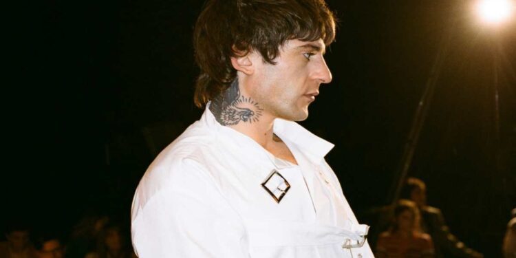 Rkomi canta in corsivo? Scoppia una bufera sui social dopo l’esibizione a Sanremo 2025