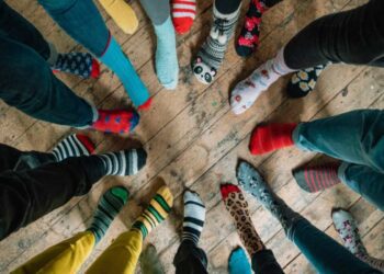Oggi è la Giornata dei calzini spaiati: che cos’è e come partecipare