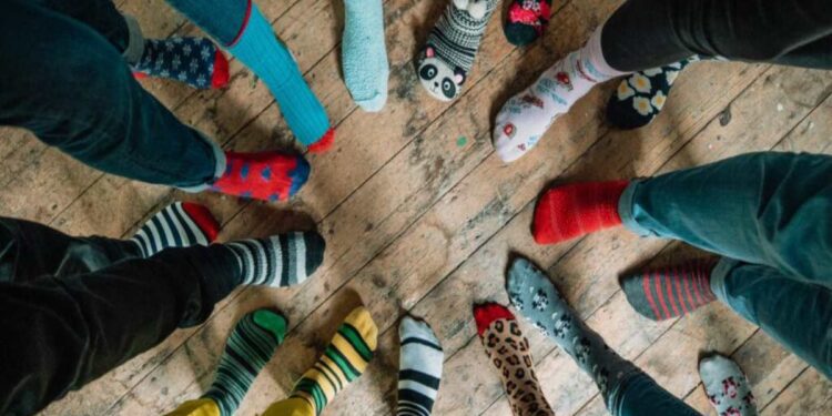 Oggi è la Giornata dei calzini spaiati: che cos’è e come partecipare
