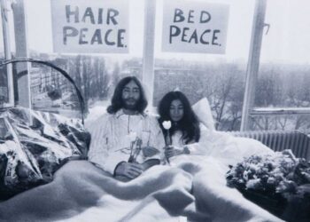 A San Valentino “Fai l’amore, ripudia la guerra”: letti in piazza in cinque città