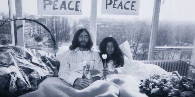 A San Valentino “Fai l’amore, ripudia la guerra”: letti in piazza in cinque città