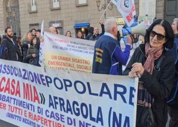 NAPOLI, PROTESTA IN PIAZZA MUNICIPIO PER DIRE BASTA AGLI ABBATTIMENTI DELLE CASE DI NECESSITA’