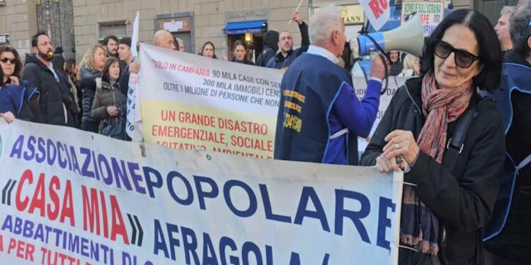 NAPOLI, PROTESTA IN PIAZZA MUNICIPIO PER DIRE BASTA AGLI ABBATTIMENTI DELLE CASE DI NECESSITA’