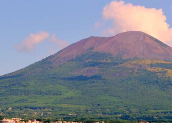 Vesuvio, Ercolano propone al governo l’evacuazione entro i confini campani