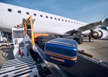 Viaggi in aereo: il 57% degli italiani rinuncia al bagaglio extra