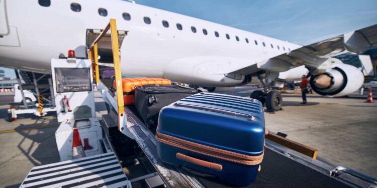 Viaggi in aereo: il 57% degli italiani rinuncia al bagaglio extra