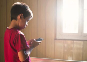 “Non date il cellulare ai vostri figli”, il dark web invade Instagram per ore: cosa si è visto