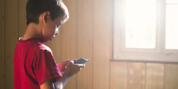 “Non date il cellulare ai vostri figli”, il dark web invade Instagram per ore: cosa si è visto