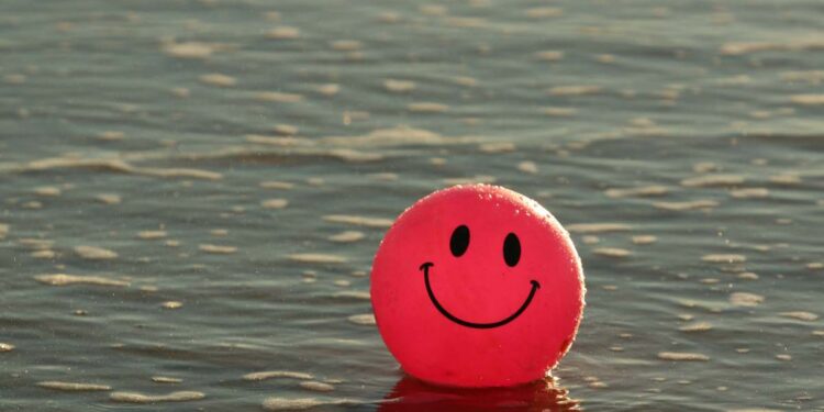 Ecco la classifica dei Paesi più felici del mondo: per l’Italia la strada è ancora tutta in salita