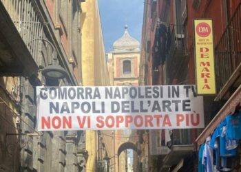 Napoli non sopporta più ‘Gomorra’: a San Gregorio Armeno uno striscione contro le riprese della serie tv