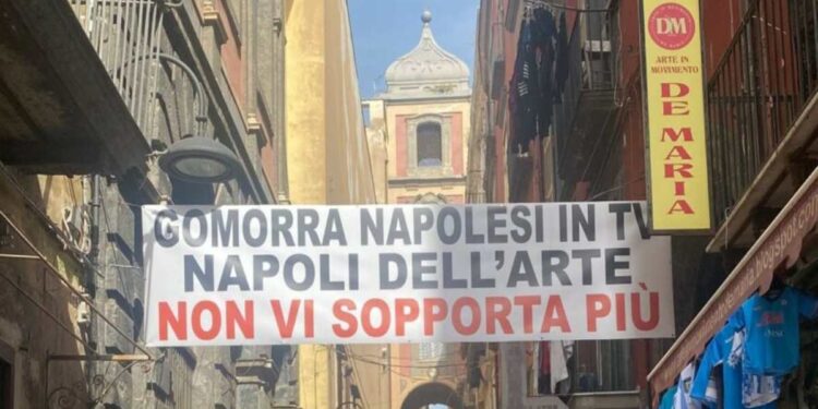 Napoli non sopporta più ‘Gomorra’: a San Gregorio Armeno uno striscione contro le riprese della serie tv