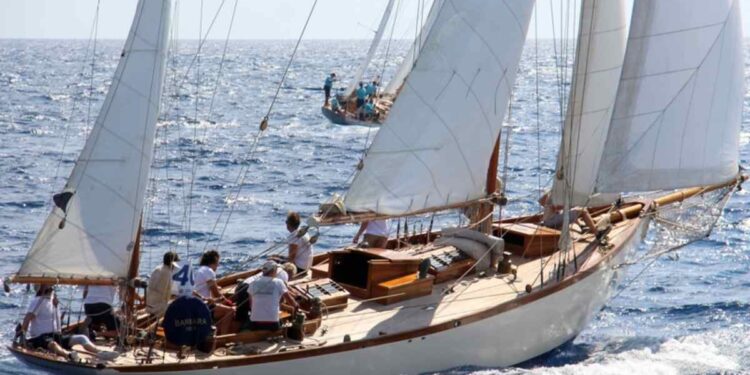 Barche d’epoca e classiche, Dragoni e auto storiche alla prima edizione della Vela&Motori Cup, Alassio dall’8 all’11 maggio 2025