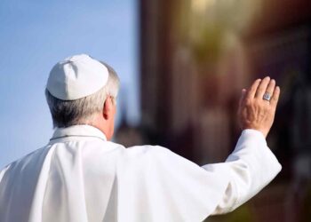 Cosa succede dopo la morte del Papa? Un’analisi delle procedure e delle tradizioni