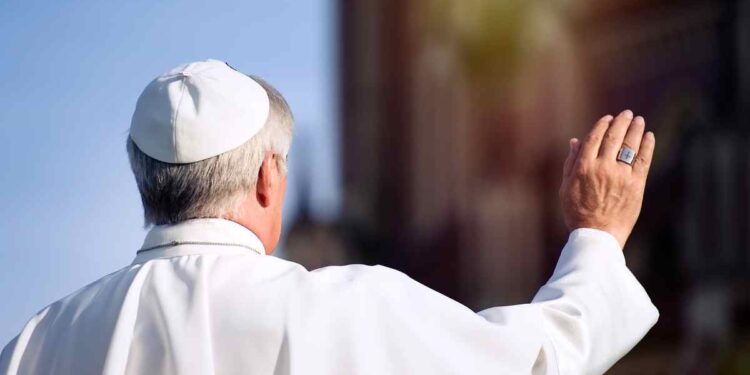 Cosa succede dopo la morte del Papa? Un’analisi delle procedure e delle tradizioni