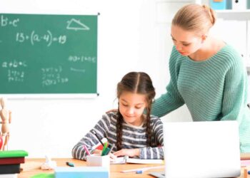 Il tuo bambino va d’accordo con la sua maestra di sostegno e vorresti confermarla? Ecco come fare