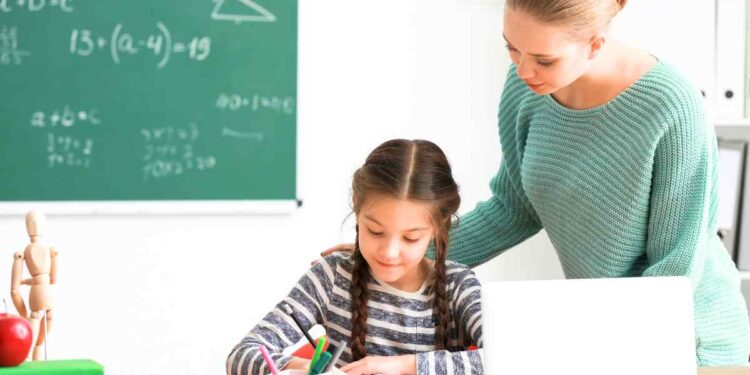 Il tuo bambino va d’accordo con la sua maestra di sostegno e vorresti confermarla? Ecco come fare