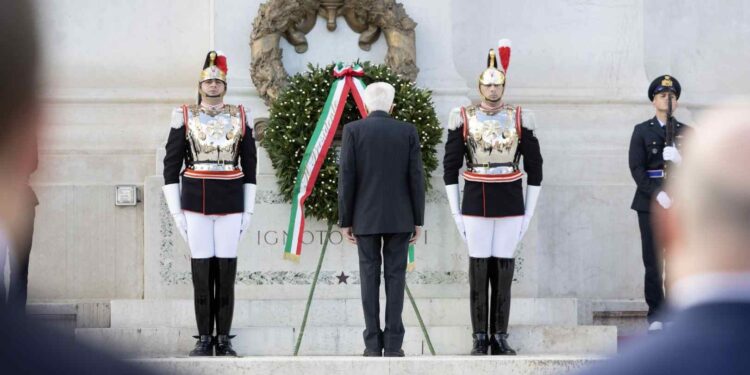 Liberazione: il Presidente Mattarella rende omaggio all’Altare della Patria