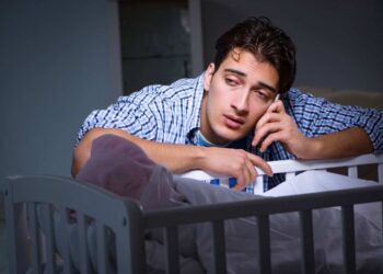 Anche gli uomini sono depressi dopo il parto: arriva il docufilm sulla ‘fatica’ di essere genitori