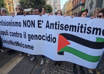 PROVOCAZIONE ALLA TAVERNA SANTA CHIARA, MIGLIAIA DI NAPOLETANI SOLIDARIZZANO COI PALESTINESI