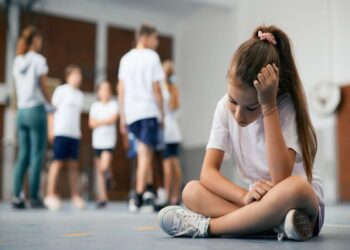Sondaggio: il 44% dei genitori italiani teme che il proprio figlio diventi vittima di violenza tra pari a scuola