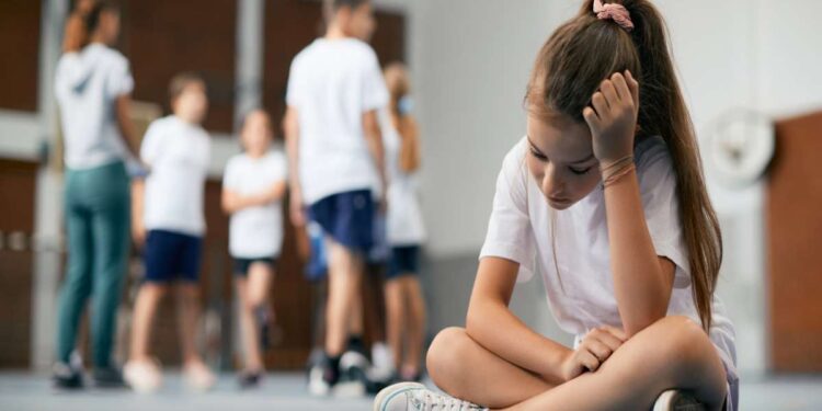 Sondaggio: il 44% dei genitori italiani teme che il proprio figlio diventi vittima di violenza tra pari a scuola
