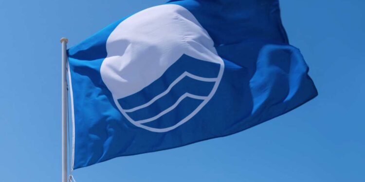 Bandiera blu, per ottenerla non basta il mare pulito: ecco cosa conta
