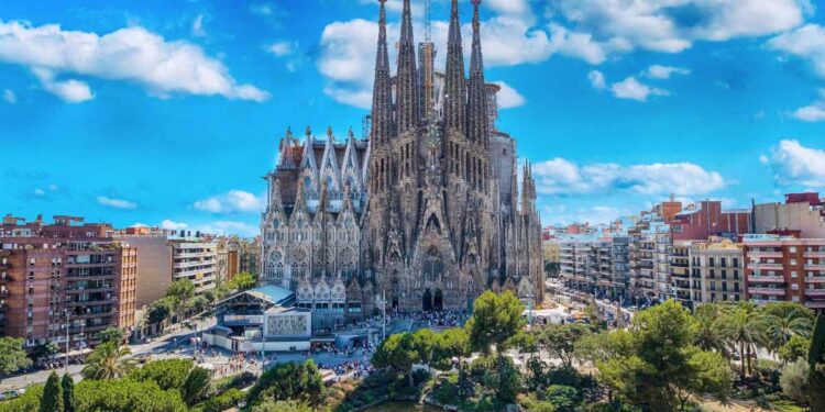 Barcellona guida le top 30 mete per il Ponte del 2 giugno degli italiani – Holidu