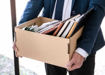 Il 63% di chi rifiuta il rientro in ufficio viene licenziato: il sondaggio di LiveCareer