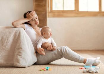 “In Italia, una mamma su 5 smette di lavorare”: ecco cosa è la child penalty