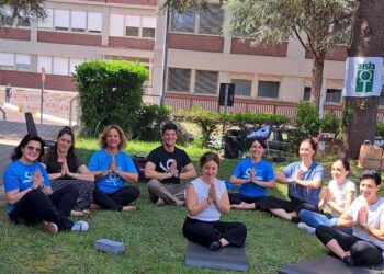 Giornata Mondiale SLA, AISLA porta lo yoga al Policlinico Gemelli: “Un momento per chi si prende cura”
