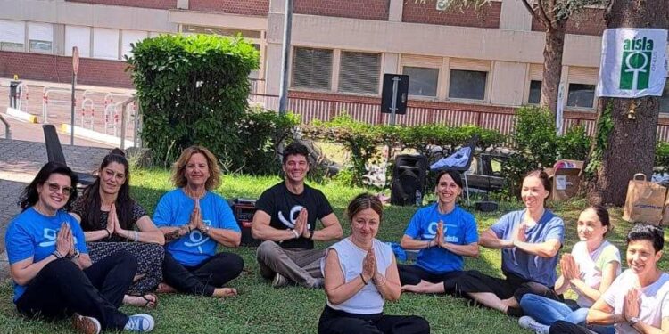 Giornata Mondiale SLA, AISLA porta lo yoga al Policlinico Gemelli: “Un momento per chi si prende cura”