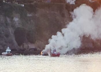 PROCIDA, ANDATA A FUOCO IMBARCAZIONE