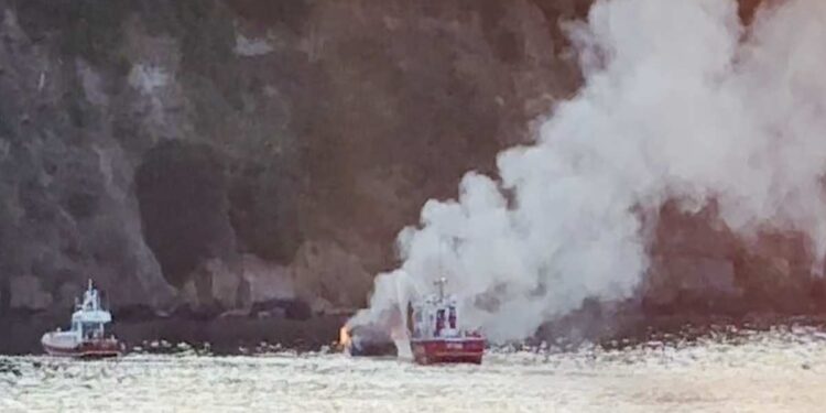 PROCIDA, ANDATA A FUOCO IMBARCAZIONE