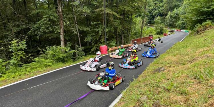 Pioggia e freddo non frenano i piloti. Qualche “crash”