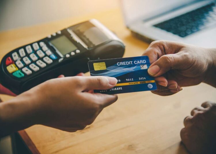 Vacanze fuori dall’Eurozona? Ecco quanto costano davvero i pagamenti con carta