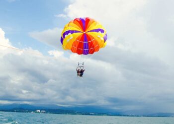 Cos’è il parasailing? È uno sport pericoloso?